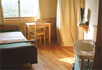 病室。病室は19床あり、全室個室でトイレ付き。10室にはユニットバスもあり。木がたっぷりで、まるでホテルの一室のようです。