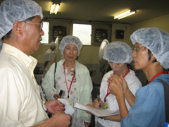 上田社長（左）に、西瓜糖づくりについていろいろ質問をしています。