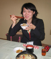 今回のツアーを企画した（株）本物研究所の横浜朋子。「チャンポンおいしい！」とご満悦。