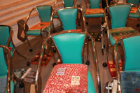 椅子の上と下には近藤さんが気に入ったイラン製のかわいいカーペットが敷かれています。