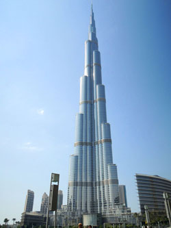 世界一高いビル「ブルジュ・カリファ」１６０階建８２８．９ｍ